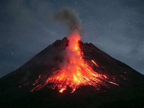 A Erupção do Monte Merapi em 2010: Um Fenómeno Geológico Que Abalou a História da Indonésia